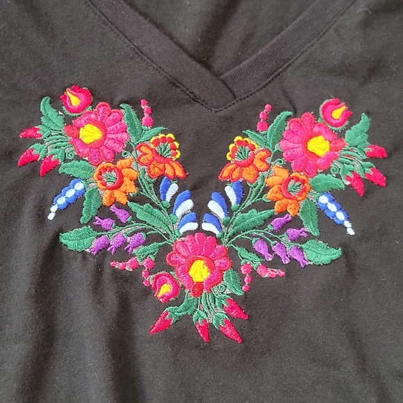 Embroidered Woman T shirts - Picture 6 of 7